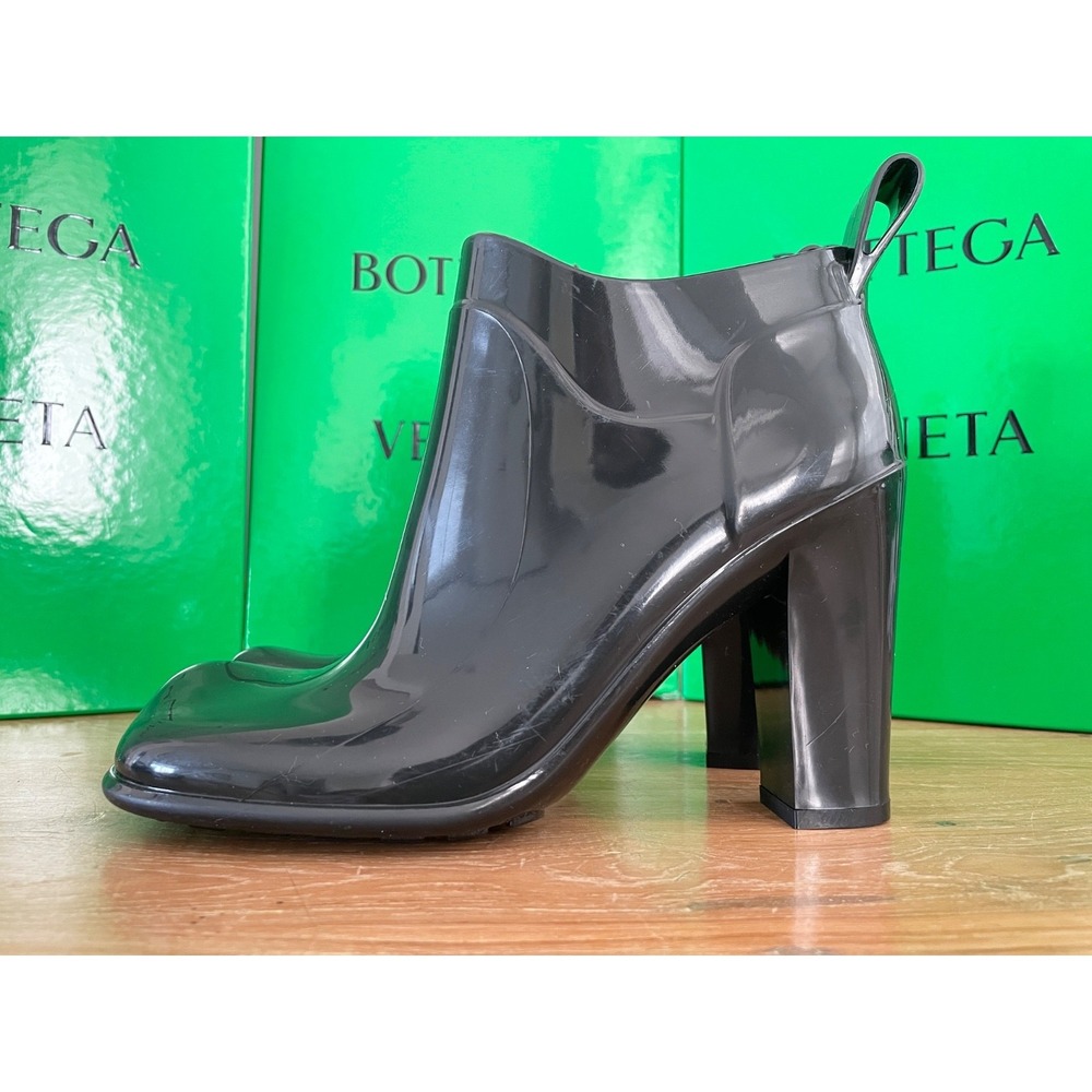 BOTTEGA VENETA BLACK RUBBER "SHINE" ANKLE‎ BOOTS 677113, Size 39